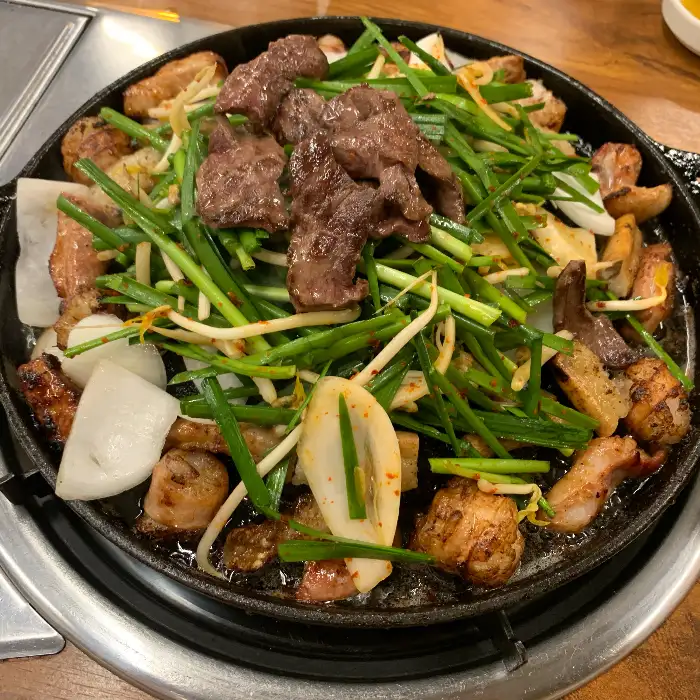 곱창과 채소가 어우러진 모습