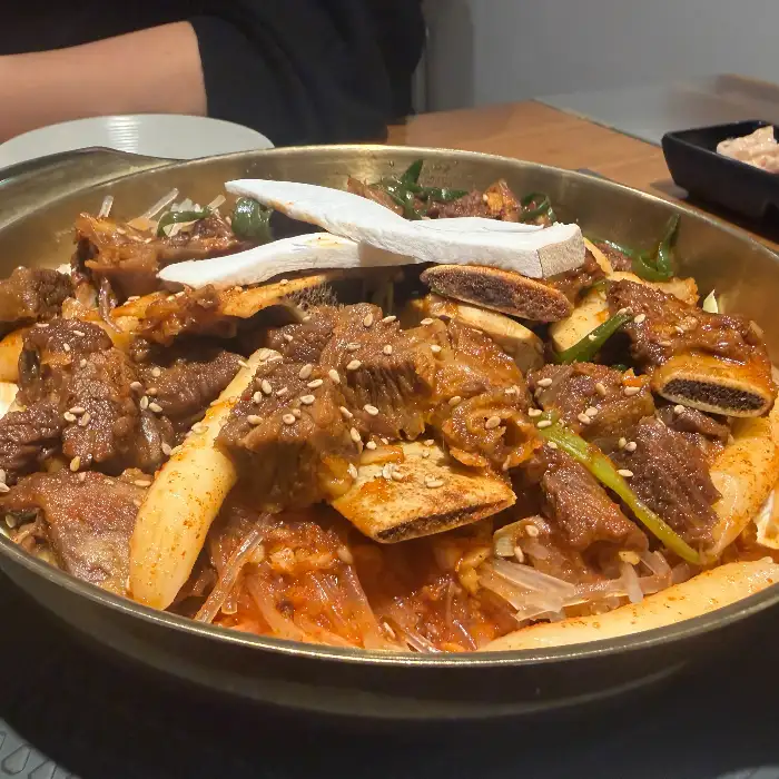치즈 토핑이 올라간 갈비찜