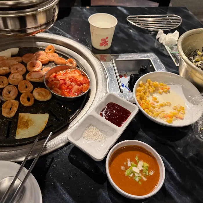 막창 소스와 곁들임 반찬들