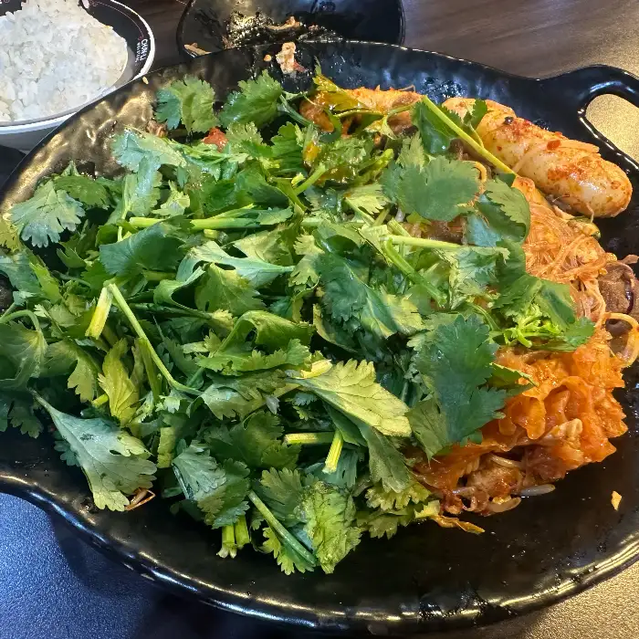 풍성한 고명과 채소가 올라간 마라샹궈