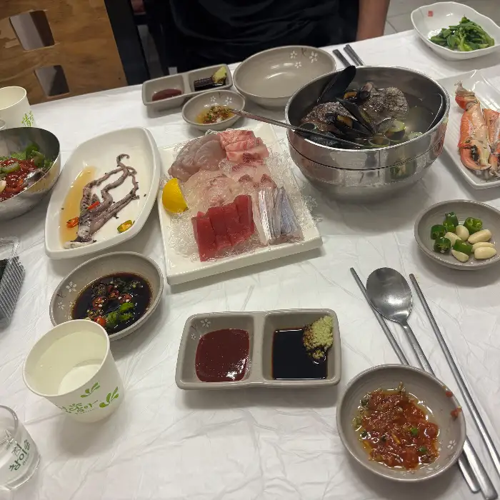 테이블 가득 차려진 다양한 음식들 사진