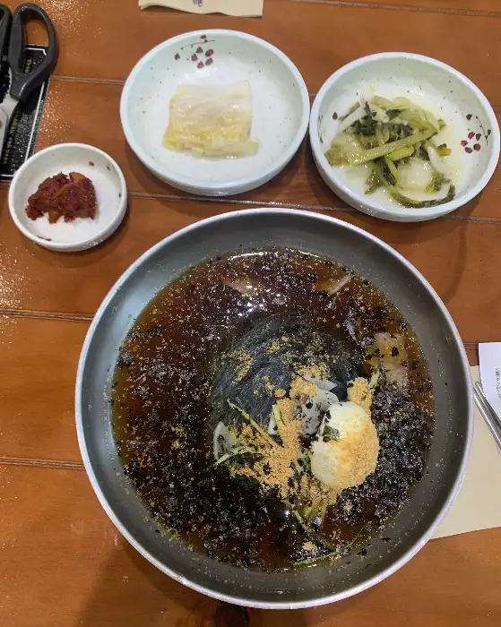 시원한 살얼음 육수가 돋보이는 물막국수