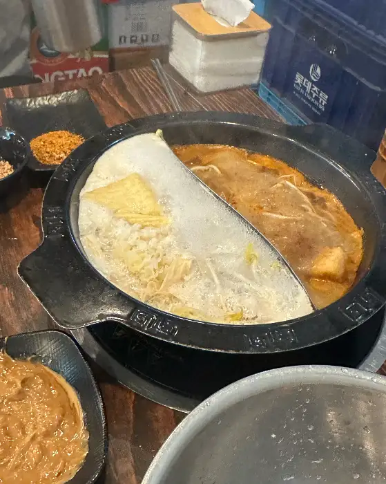 훠궈 냄비의 두 가지 맛