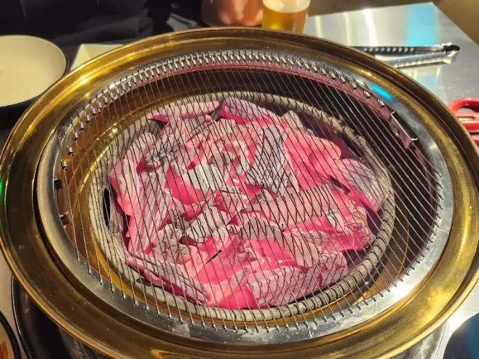숯불이 준비된 불판