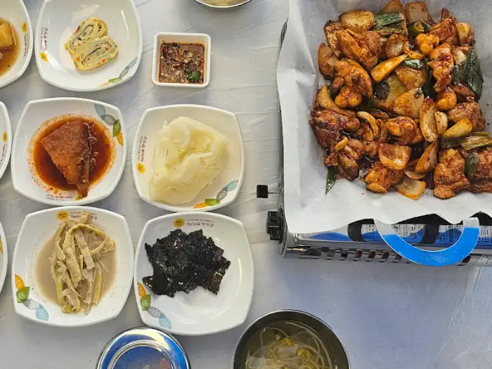 테이블에 준비된 닭불고기와 밑반찬 모습