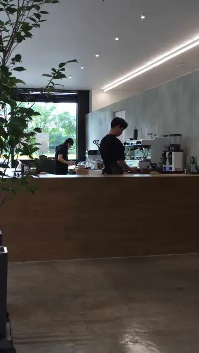 카페 내부의 바 카운터에서 일하는 직원들의 모습