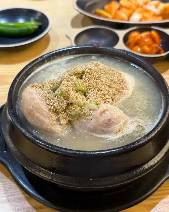 들깨가루가 뿌려진 삼계탕
