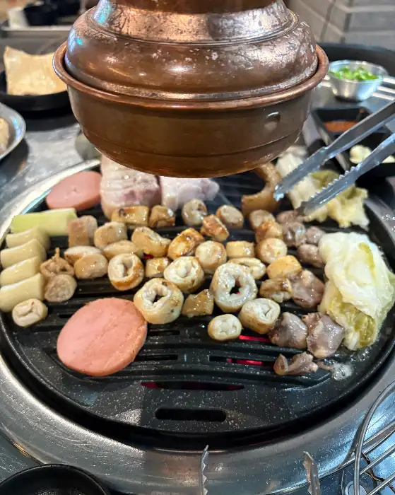 초벌된 막창과 껍데기, 떡