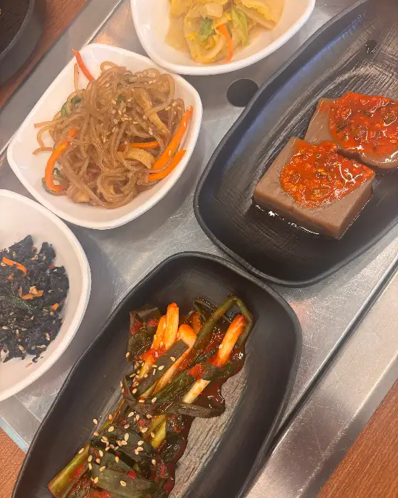 다양한 밑반찬이 담긴 접시들
