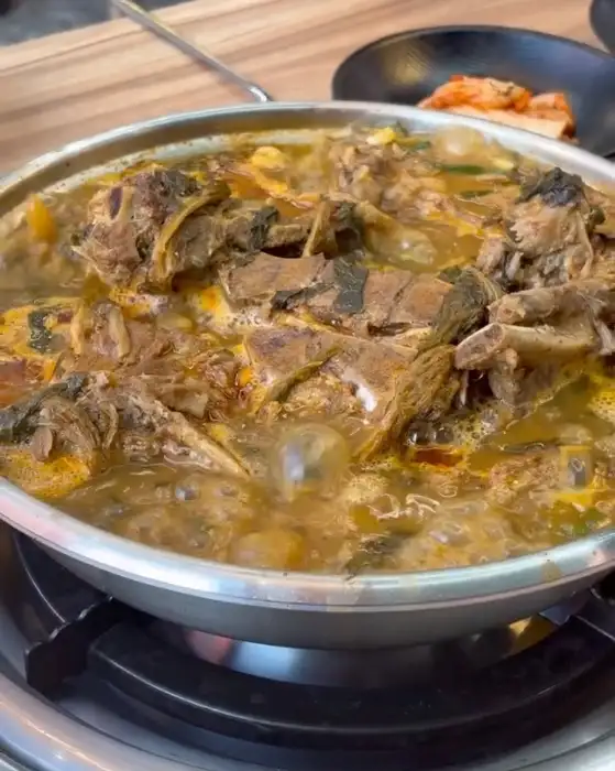 끓고 있는 감자탕