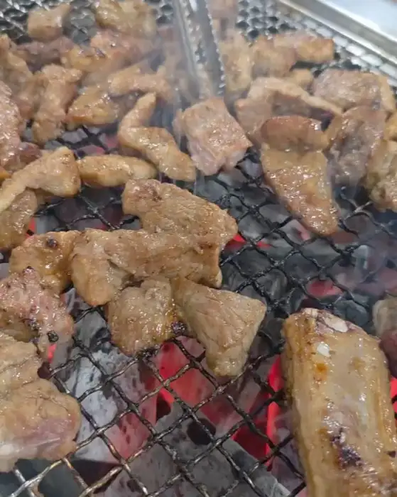 숯불 위에서 구워지는 갈비