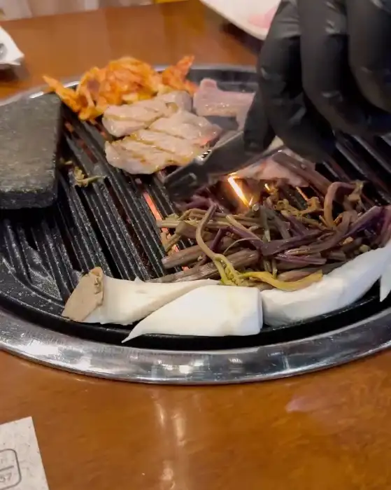 고반식당 마곡점의 삼겹살 굽는 모습