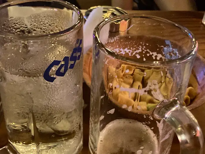 살얼음 동동 맥주잔