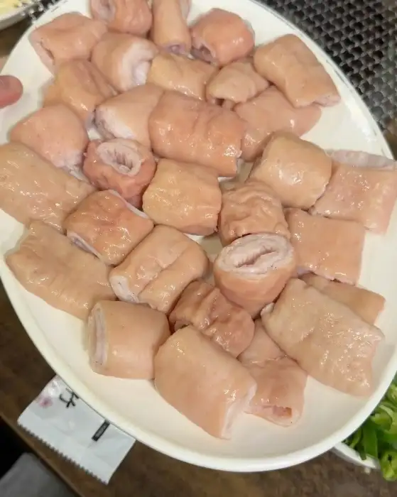 접시에 담긴 초벌구이 전 소막창