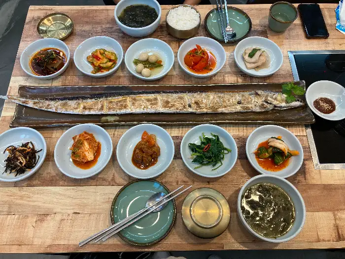 카페 내부의 테이블 세팅과 풍경
