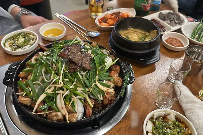 테이블에 차려진 다양한 음식들
