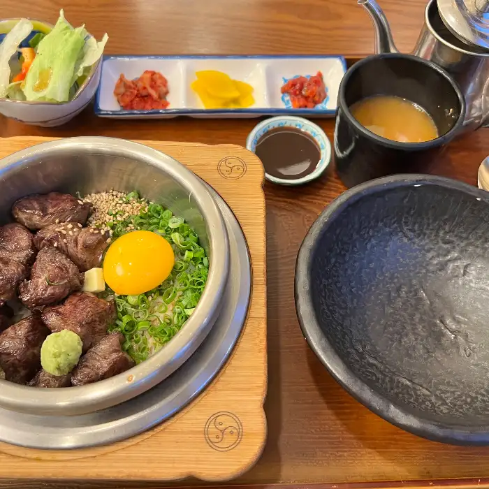 삼겹솥밥과 곁들임 찬, 국물이 담긴 그릇
