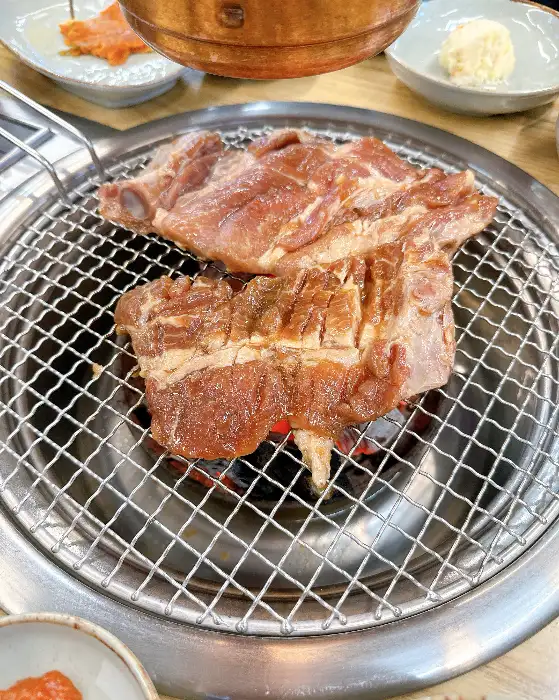 잘 양념된 돼지갈비