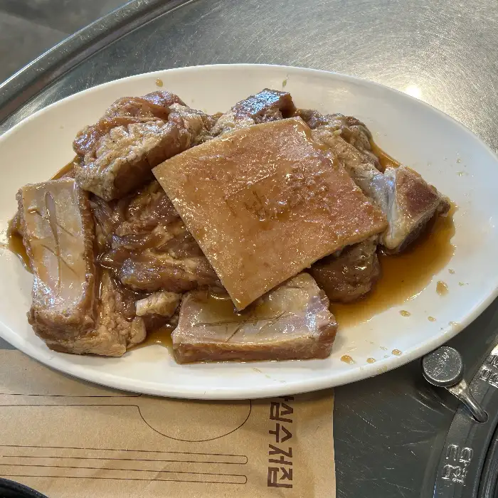 접시에 담긴 양념 돼지갈비