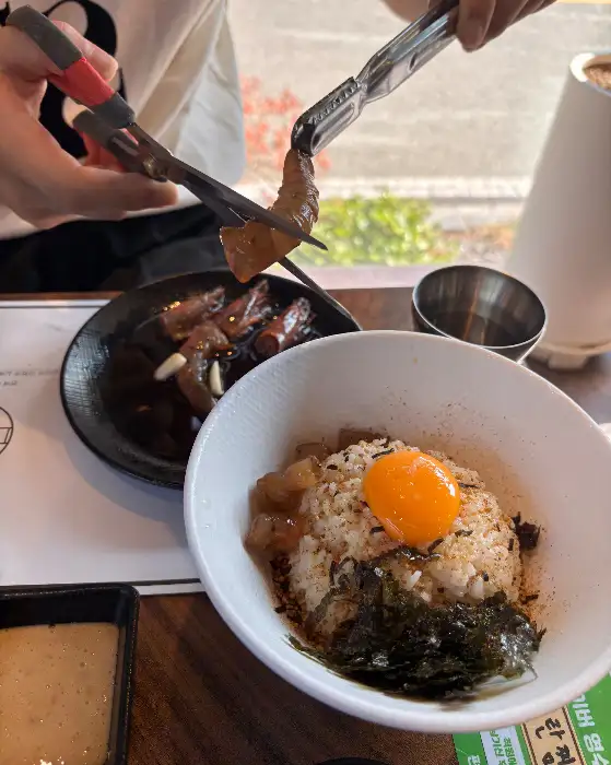 테이블에 차려진 편백찜과 밑반찬