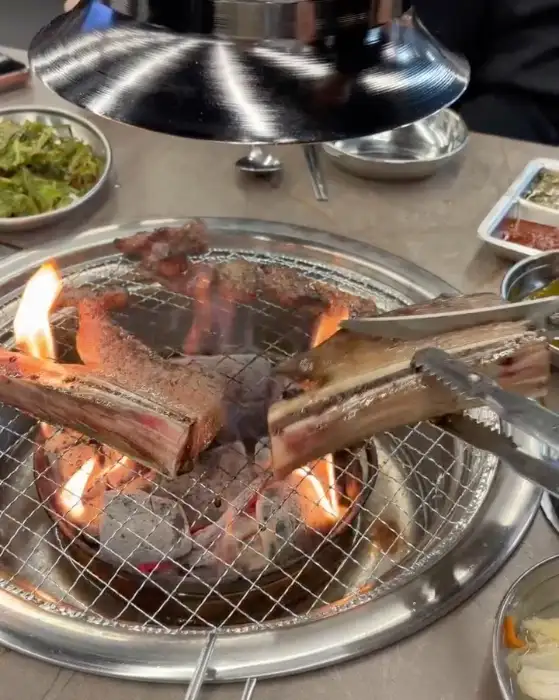 활활 타오르는 숯불 위에서 익어가는 소갈비