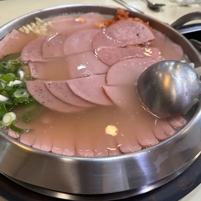 부대찌개 속 햄과 소시지 클로즈업