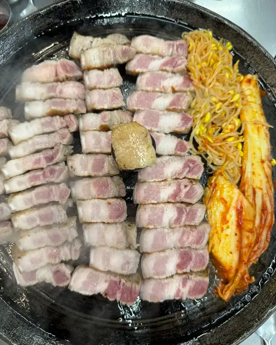김치, 콩나물, 미나리와 함께 구워지는 삼겹살