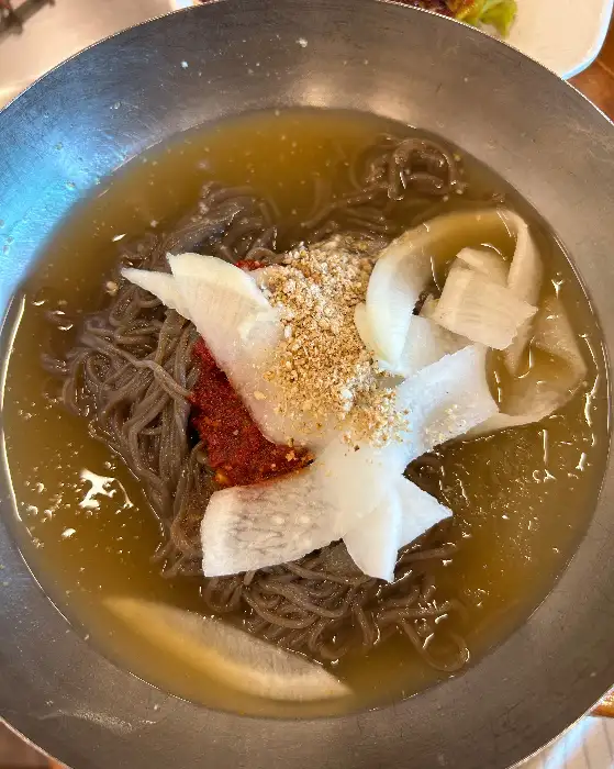 그릇에 담긴 시원한 물냉면