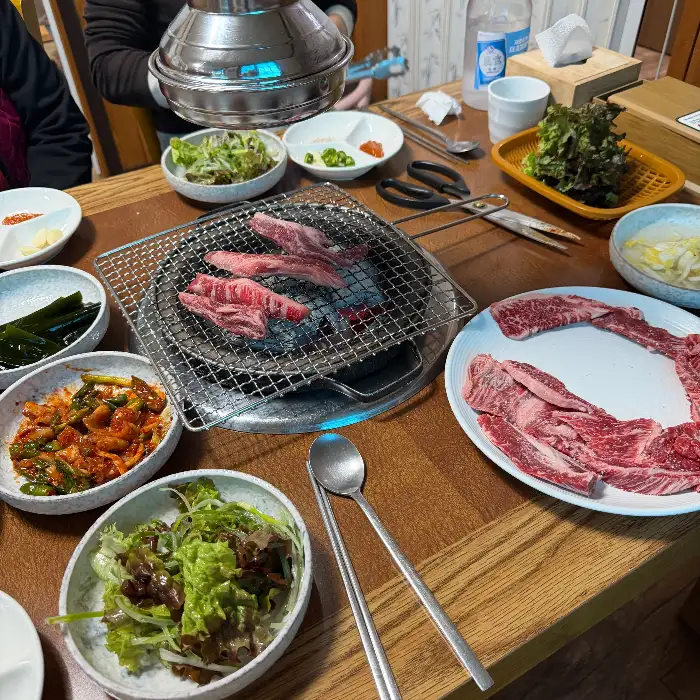 테이블 위에 차려진 푸짐한 고기와 반찬들
