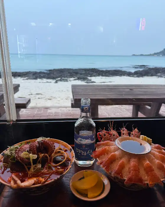 창가석에서 바라본 제주의 바다 풍경