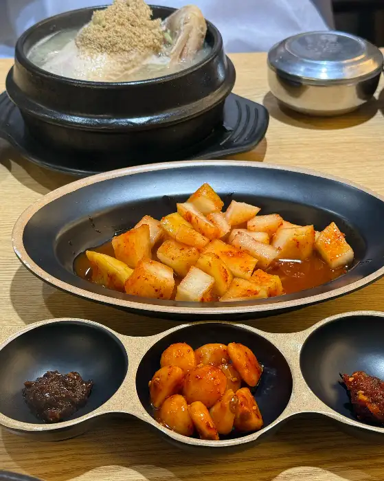 정갈하게 차려진 반찬들