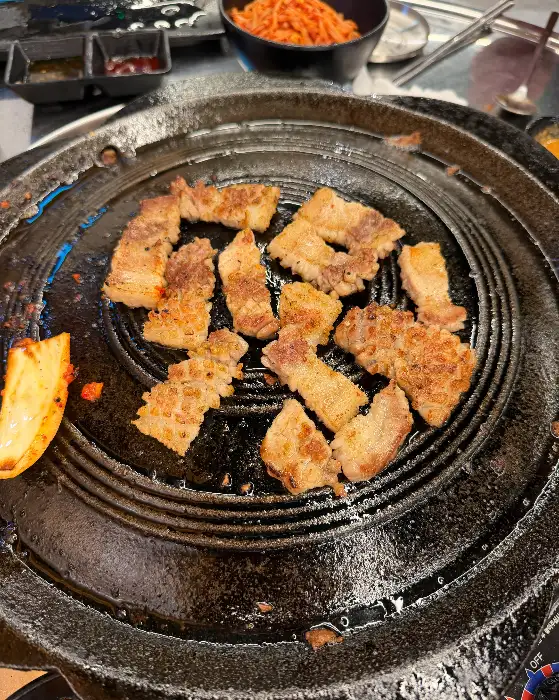 삼겹살과 곁들임 메뉴