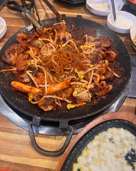 철판에 볶아지고 있는 쭈꾸미와 콩나물