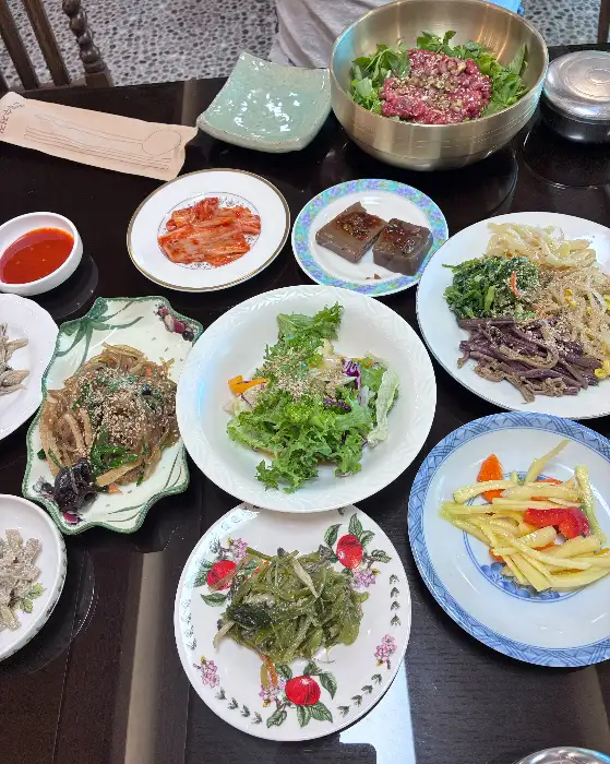 다양한 반찬과 함께 차려진 육회비빔밥