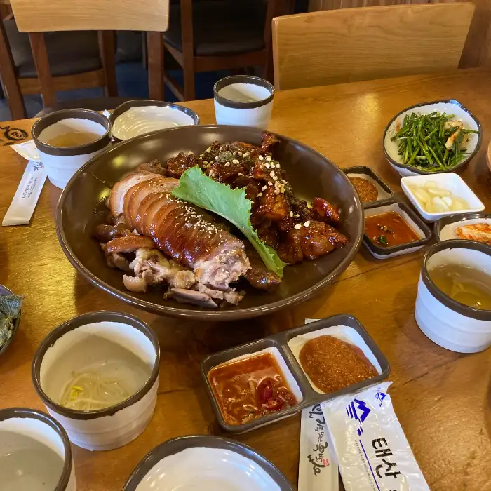족발과 곁들임 메뉴
