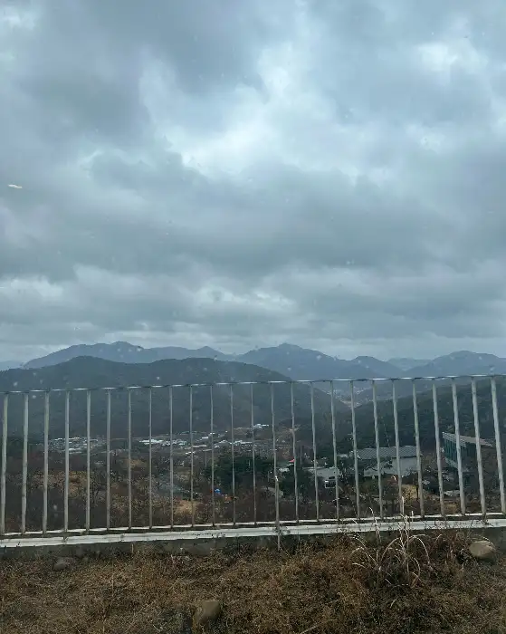 창밖으로 보이는 산 능선 풍경