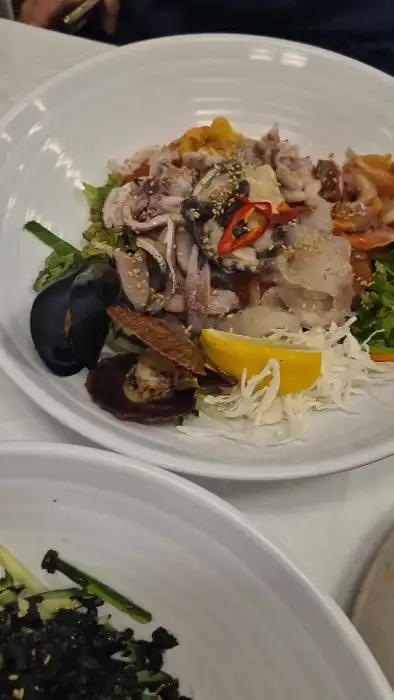 푸짐한 해산물 물회 사진