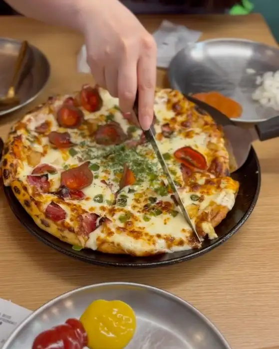 피자 조각을 칼로 써는 모습