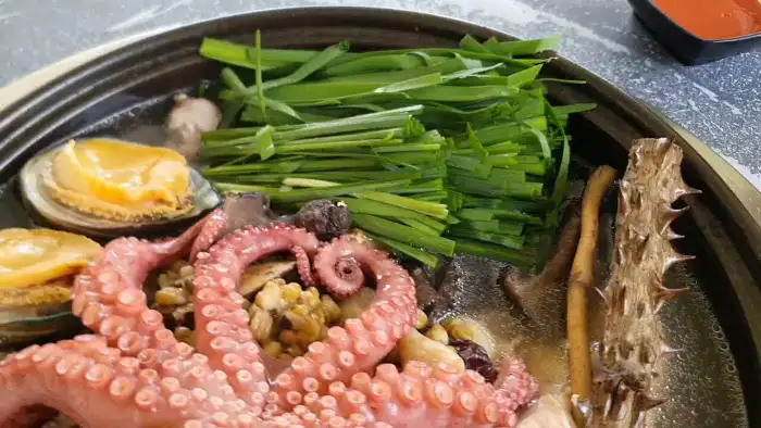 해신탕 국물과 각종 재료