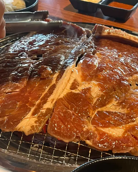 숯불 위에 구워지고 있는 돼지갈비