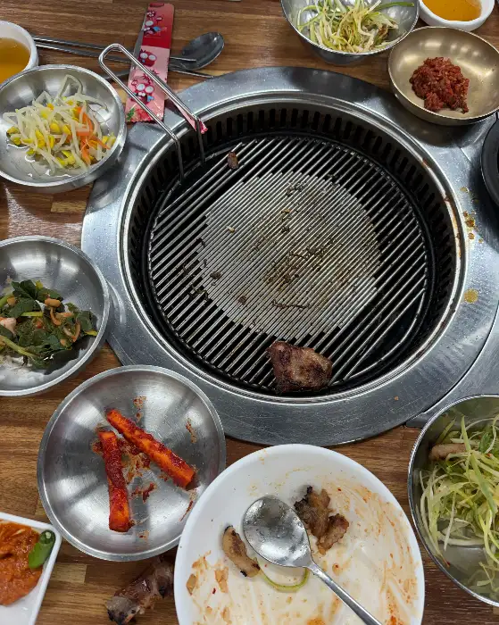 불판 위에서 지글지글 익어가는 돼지갈비
