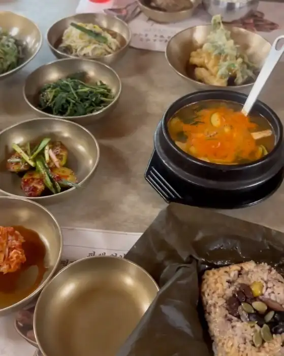 연잎밥과 찌개, 그리고 다양한 반찬들