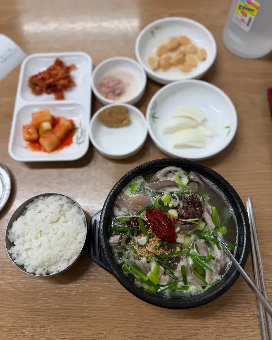 반찬과 함께 차려진 모듬국밥 한 상
