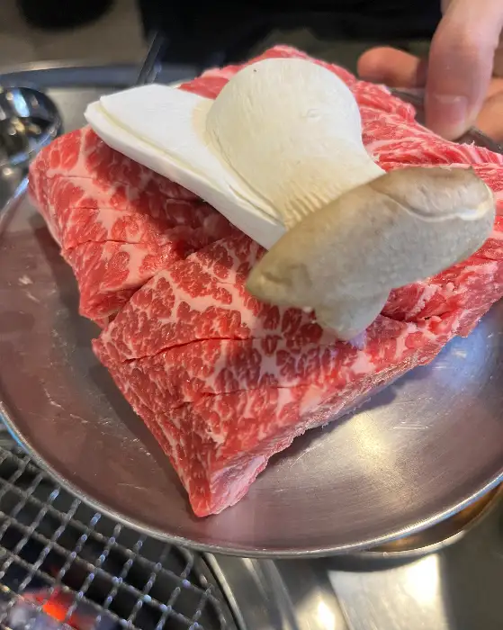 신선한 생 소갈비와 큼직한 새송이버섯