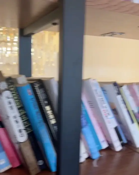 카페 내부 책장 모습