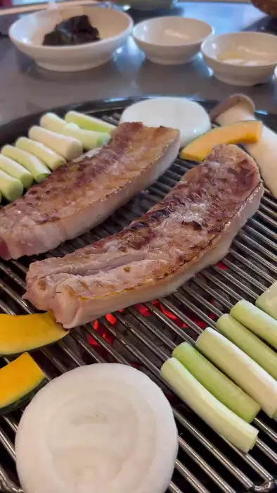 오겹살과 함께 구워지는 채소들