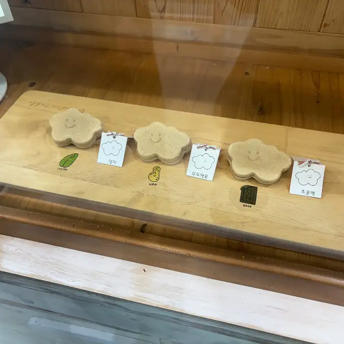 다양한 맛의 몽그레 샌드 쿠키가 진열된 모습