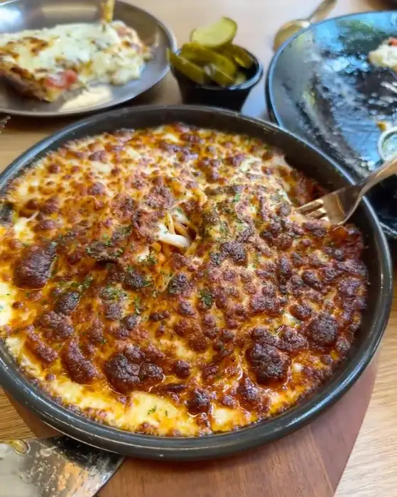 김이 모락모락 나는 치즈 오븐 스파게티