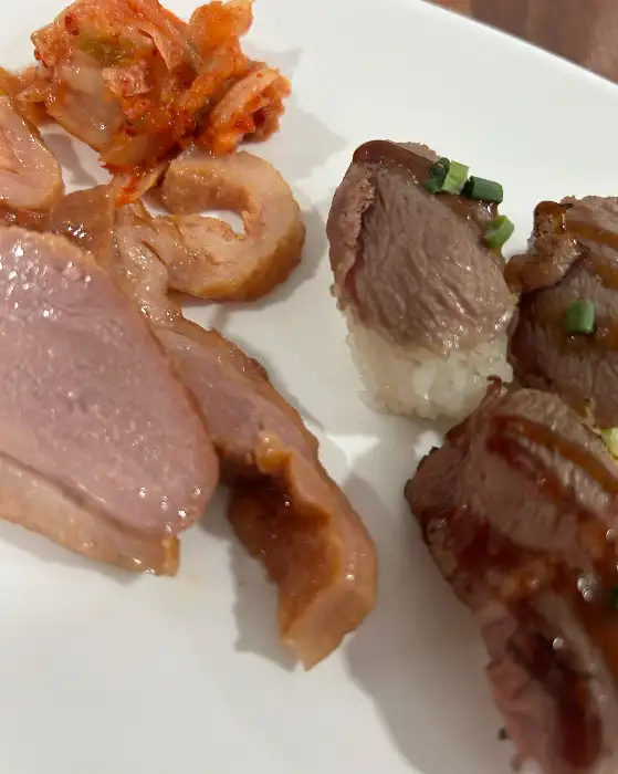 부드러운 육회와 훈제오리, 그리고 곁들여진 김치