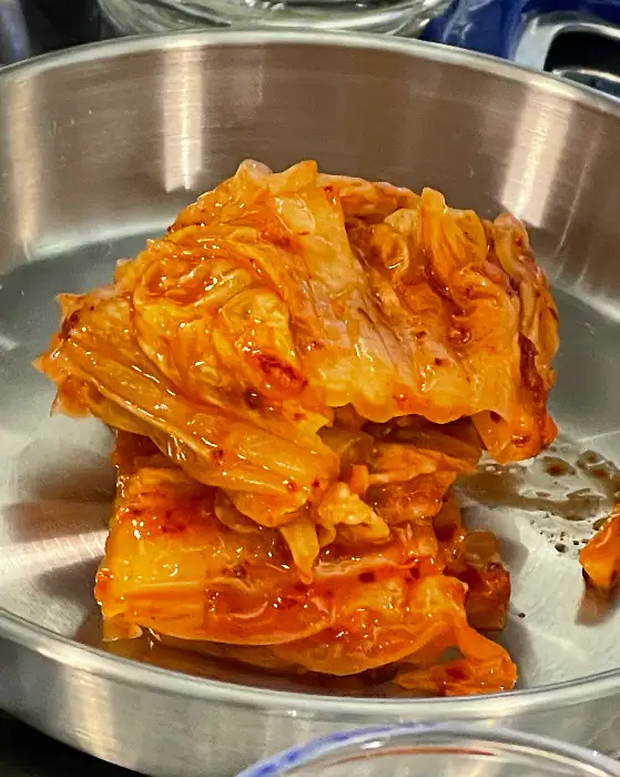 맛있게 양념된 돼지고기 김치